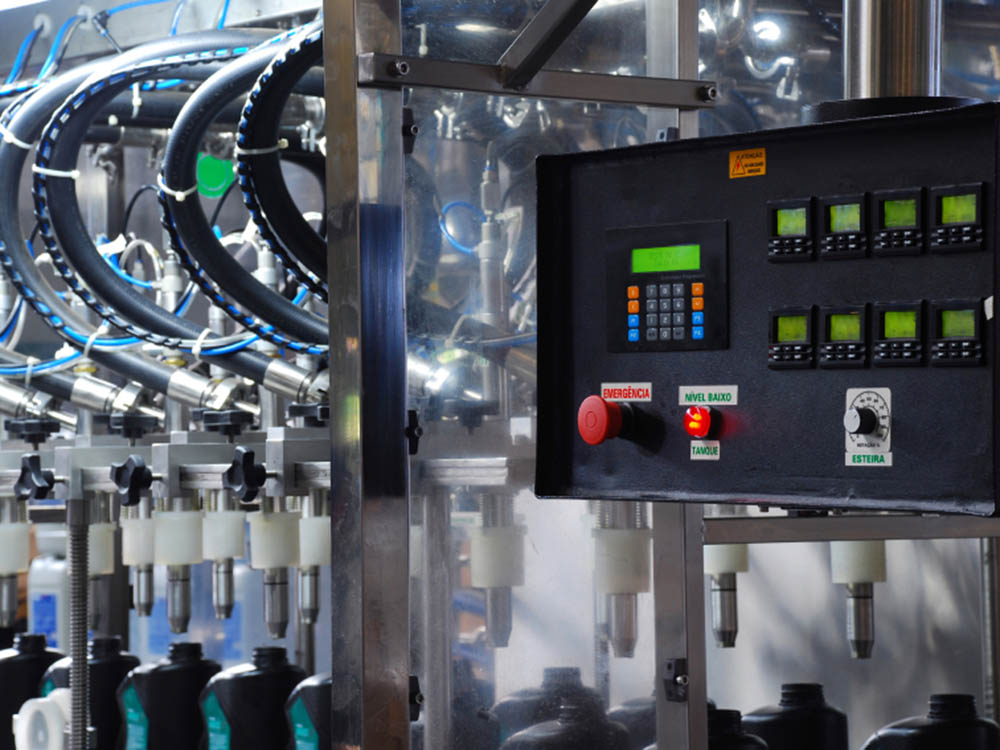 Steuerungstechnik für Industrieanlagen und Automatisierung Industrielle Steuerungstechnik mit Bedienpanel und automatisierter Produktionsanlage