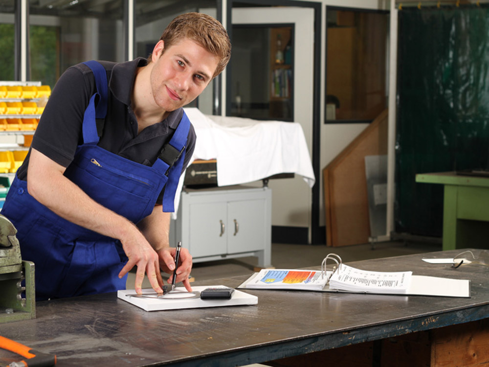 Ausbildung zum Elektroniker mit Praxis und Verantwortung Auszubildender im Elektrohandwerk bei der technischen Planung und Dokumentation von Projekten
